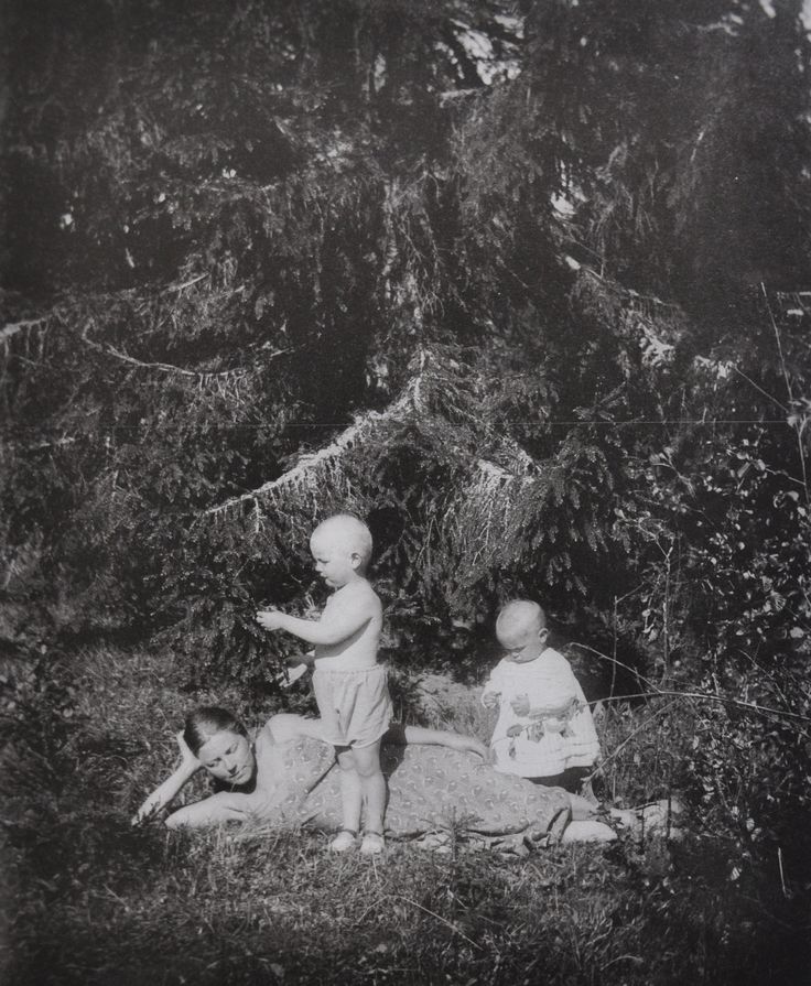  Andrei Tarkovsky, his sister, Marina, and their mother, Maria Vishnyakova 